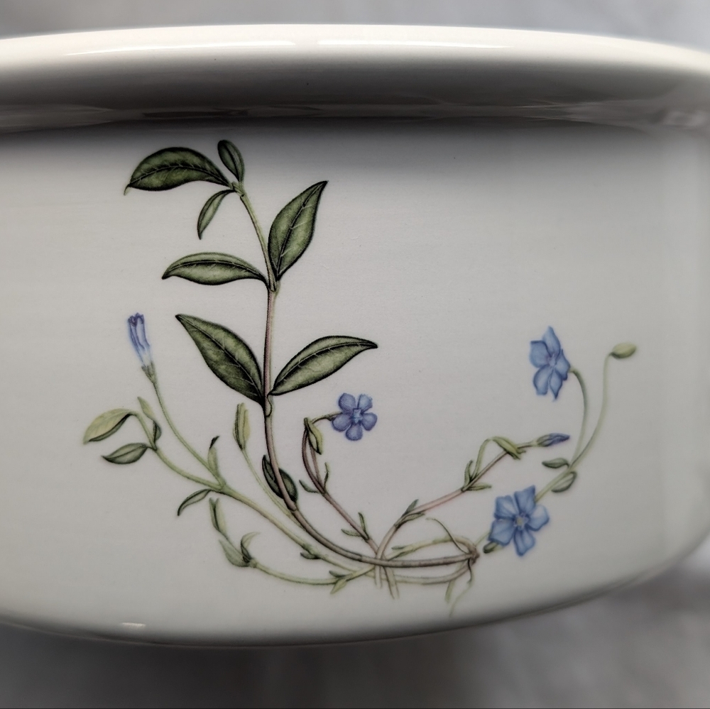 Portmeirion Queen's Hidden Garden Periwinkle Blue Floral Casserole Pot & Cover - Picture 13 of 14